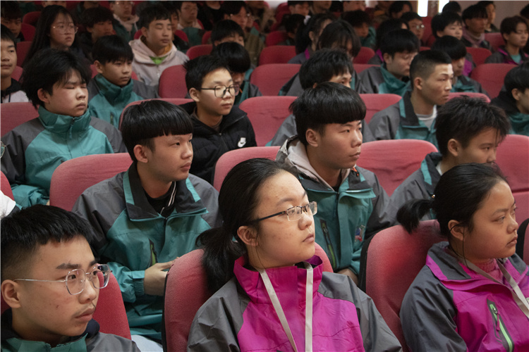 重庆新华电脑学校2021年春季新生拓展集训营开营仪式举行