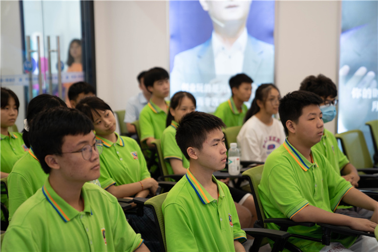 重庆新华电脑举办成功学子经验交流会 与榜样共勉